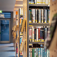 Gang mit Bücherregal